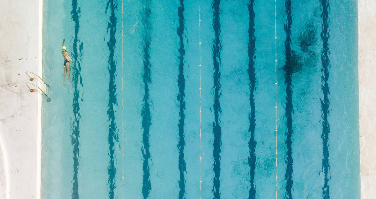 Eine Schwimmerin alleine im Becken