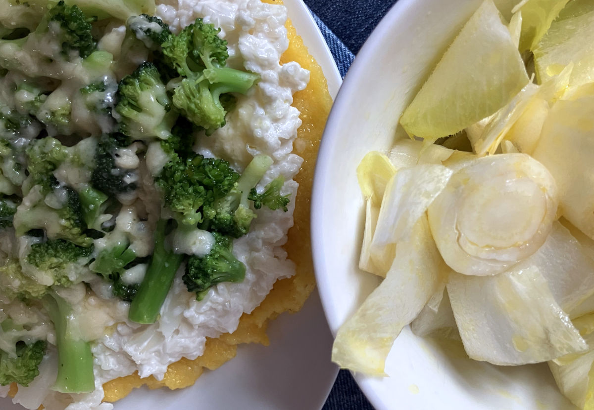 Polenta mit Brokkoli und Chicoree-Salat