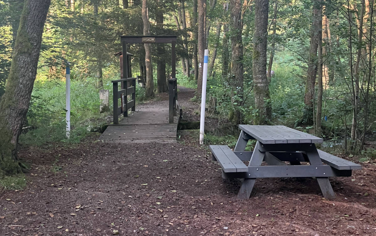 Europa Brücke mit Tisch und Bänke im Vordergrund