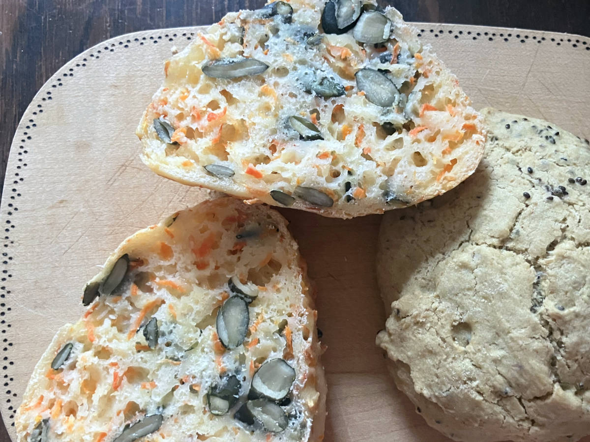 Ein aufgeschnittes Möhren-Quark-Brötchen
